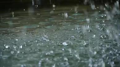 升格大雨雨滴梅雨季大雨滂沱视频的预览图